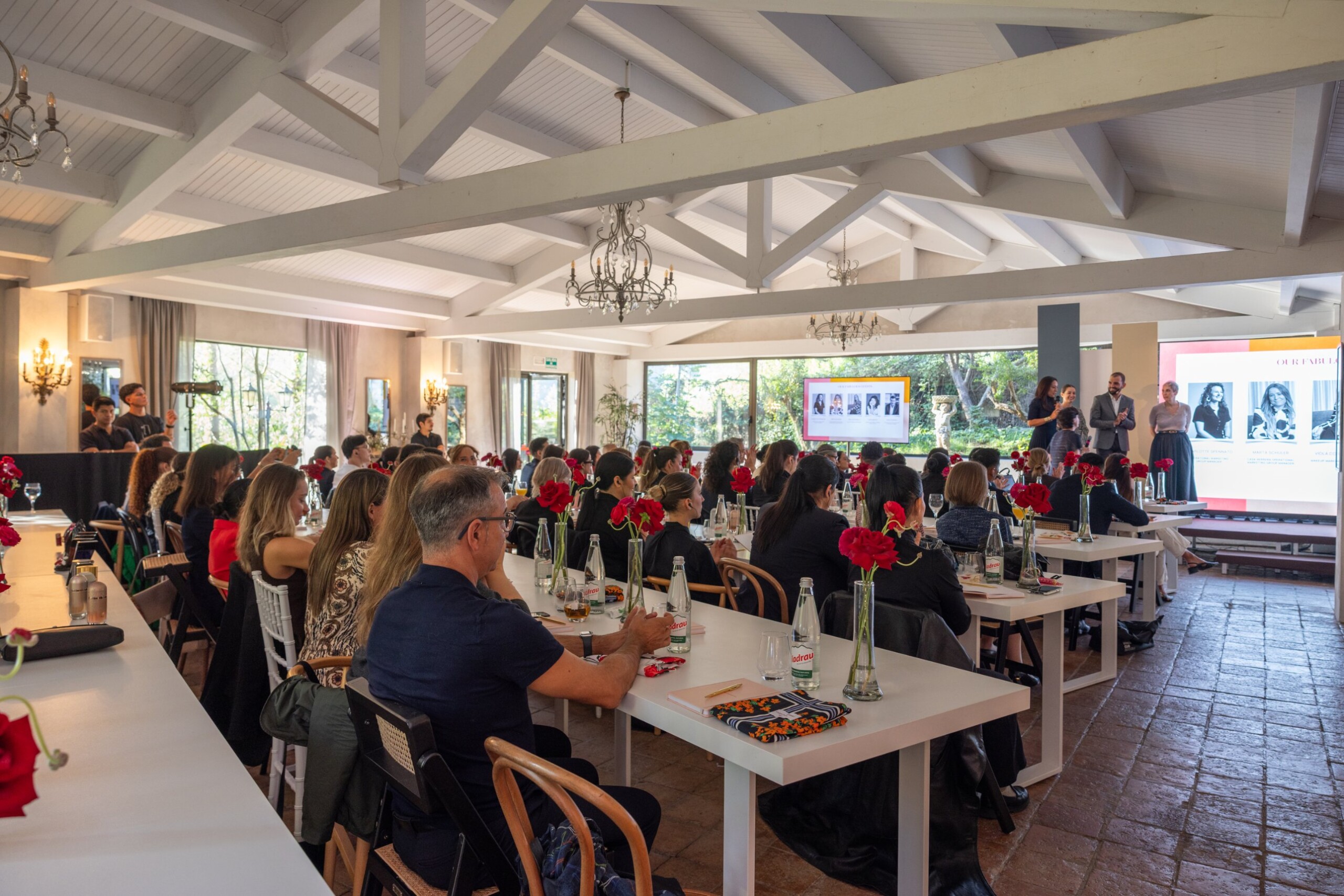 Carolina Herrera Seminar 2026: ponencia en la sala llena, con el equipo de la marca presentando en pantalla