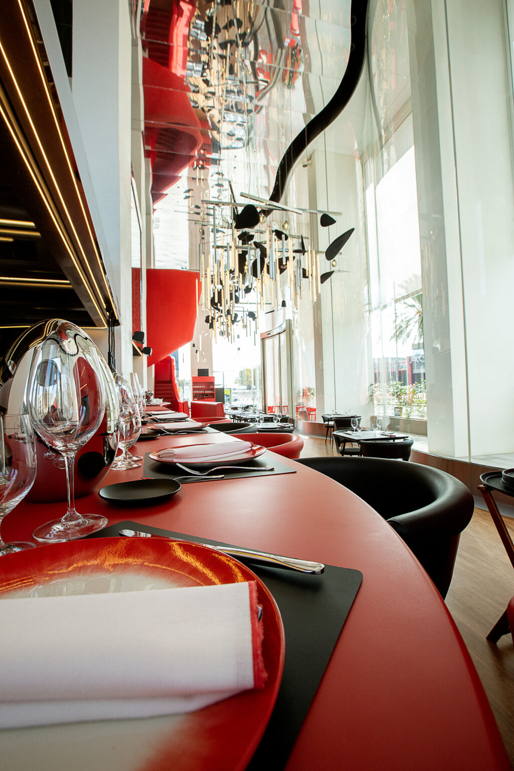 Mesa montada sobre la barra roja de Le Grand Café Rouge, con la sala al fondo, de la sesión de fotografía