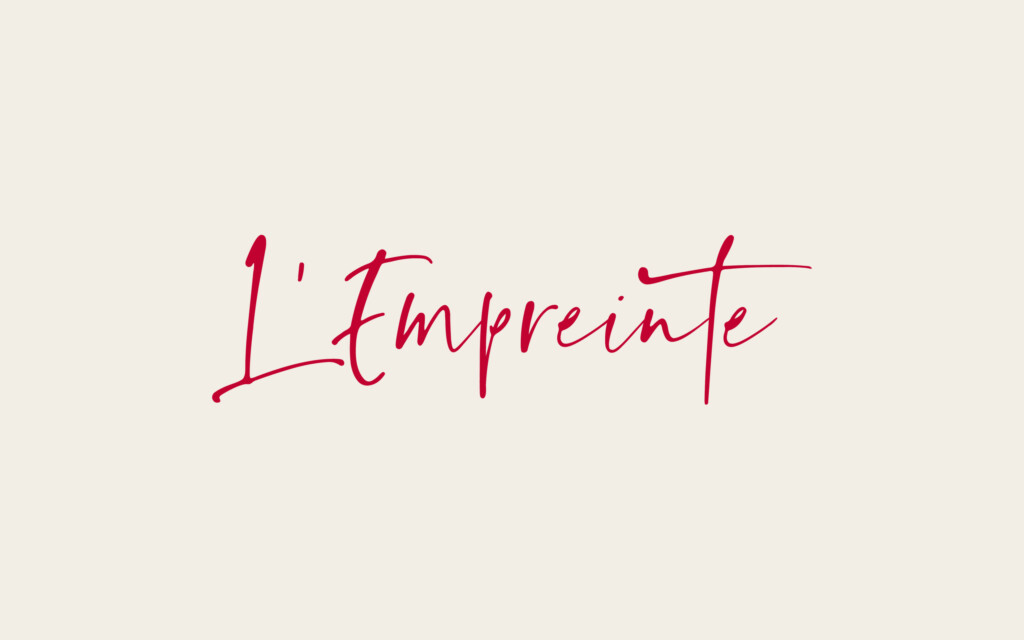 Logotipo caligráfico de L’Empreinte en rojo sobre crema