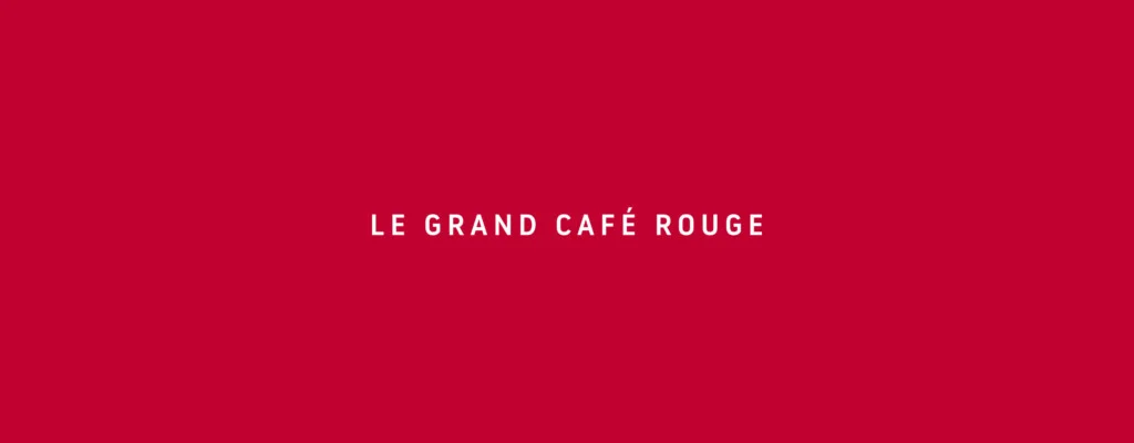 Logotipo de Le Grand Café Rouge en blanco sobre el rojo Pantone 200 C de la marca