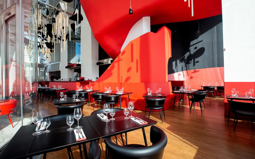 La sala de Le Grand Café Rouge con las mesas montadas bajo el techo rojo, de la sesión de fotografía