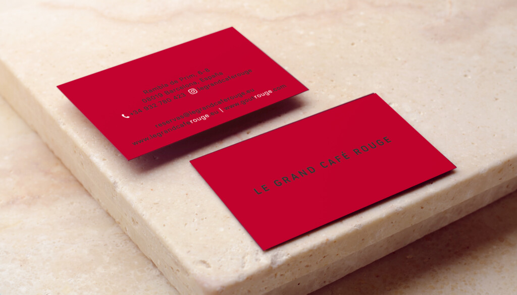 Recreación: anverso rojo y reverso de las tarjetas de Le Grand Café Rouge sobre piedra clara