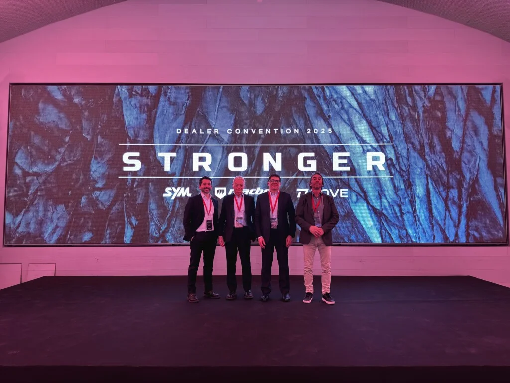 Escenario de la Dealer Convention 2025 con la imagen «Stronger» y los logotipos de SYM, Macbor y KOVE