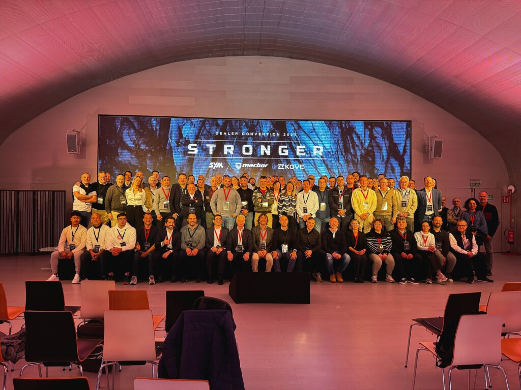Concesionarios de Grupo Motos Bordoy en la foto de grupo de la convención 2025