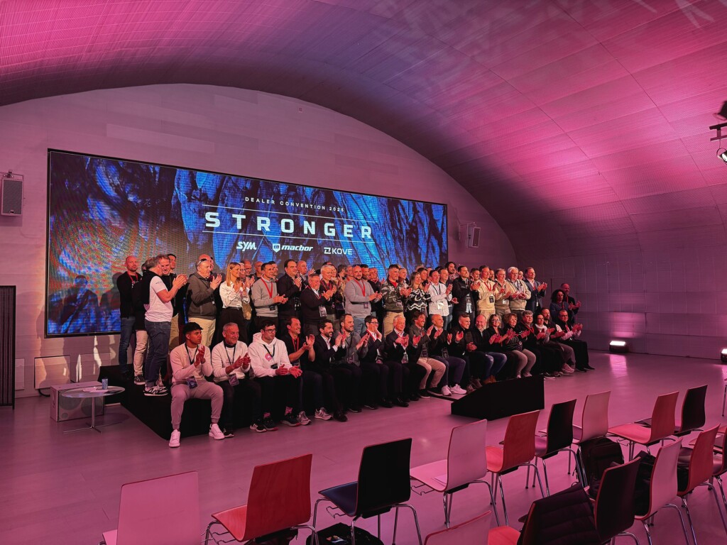 Saludo final de la red de concesionarios en la convención 2025 de Grupo Motos Bordoy