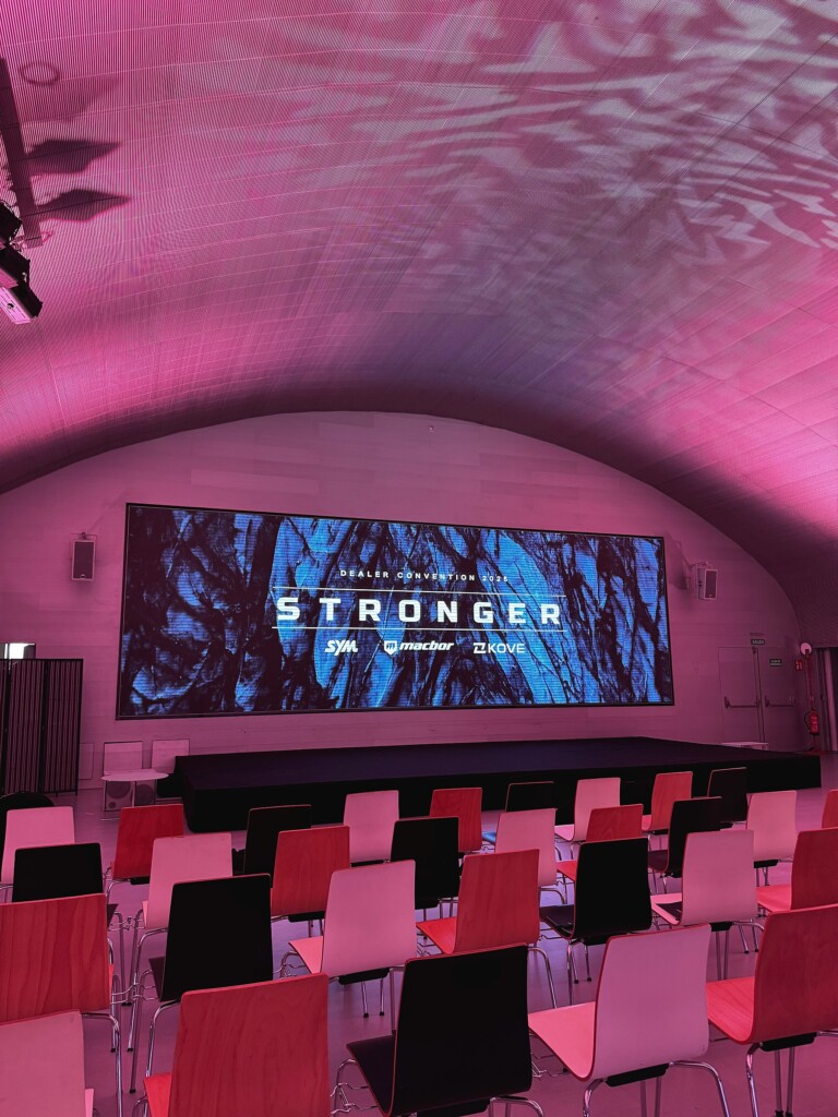 Escenario y pantalla de la Dealer Convention 2025 «Stronger» antes de las ponencias