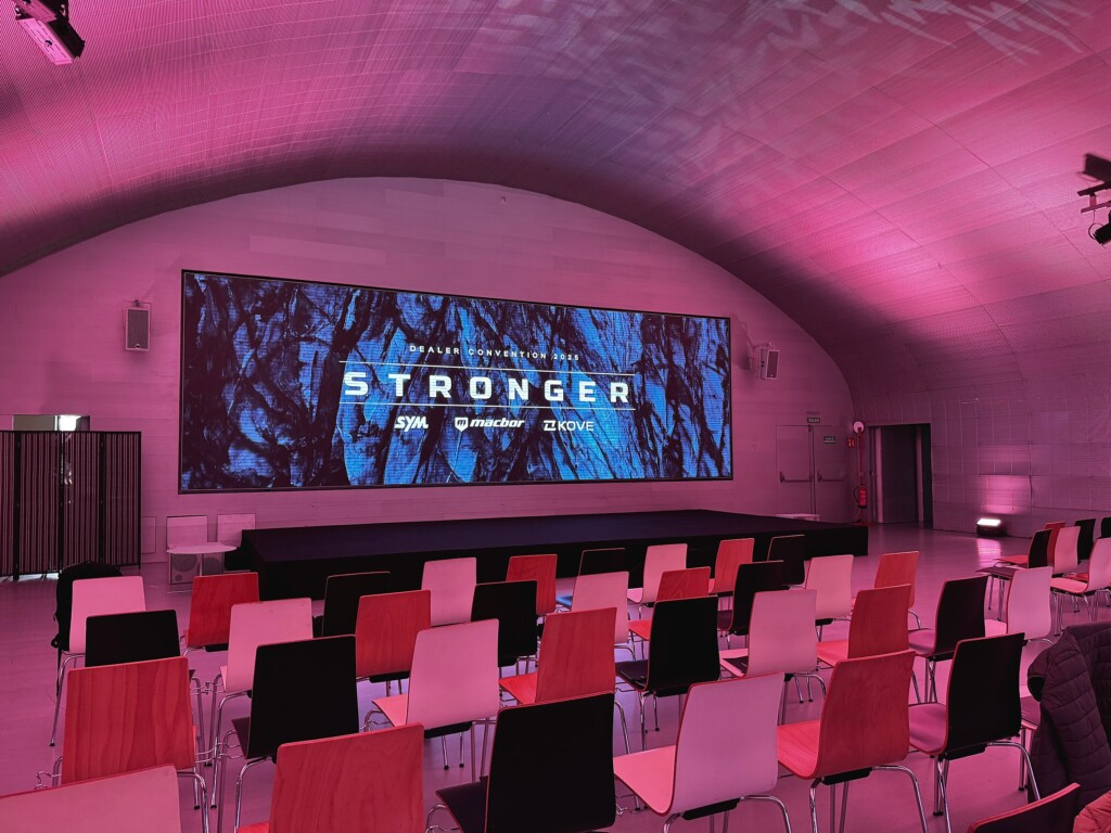 Sala de la Dealer Convention 2025 «Stronger» de Grupo Motos Bordoy en Madrid, con la pantalla panorámica del evento