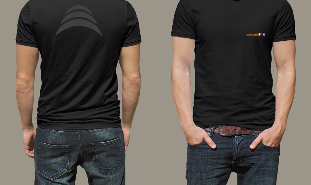 Camiseta negra de TwincamPro con el logotipo en el pecho y el símbolo de tres arcos en la espalda