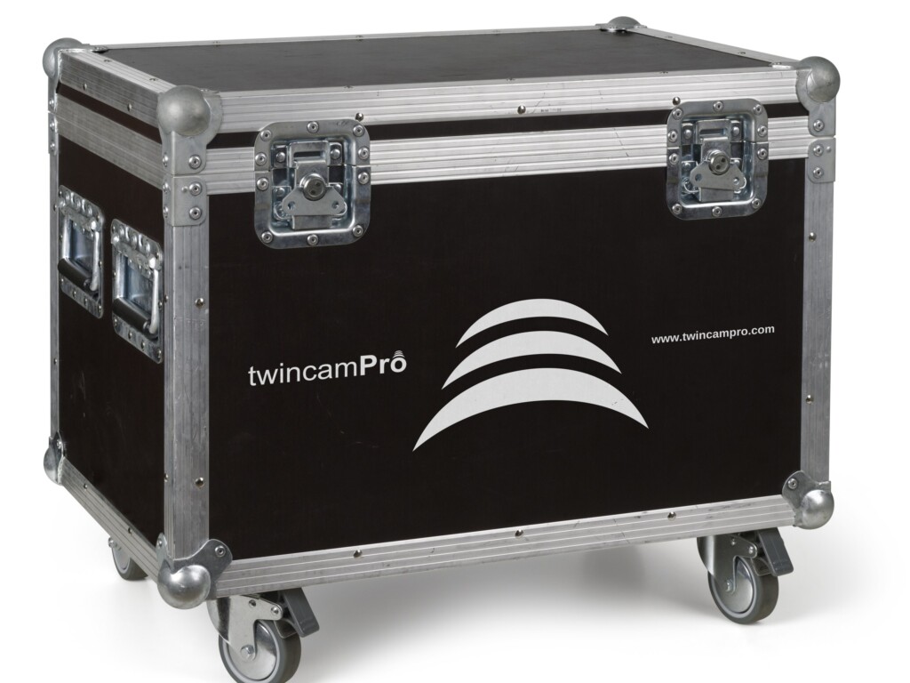 Recreación: flight case con el logotipo de TwincamPro, los arcos del símbolo y la web impresos en blanco
