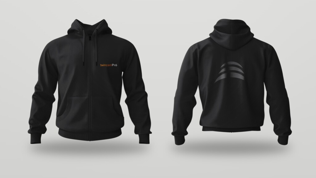 Recreación: sudadera negra del equipo técnico de TwincamPro, con el logotipo en el pecho y el símbolo en la espalda
