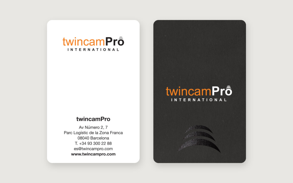 Anverso blanco y reverso negro de la tarjeta de TwincamPro International