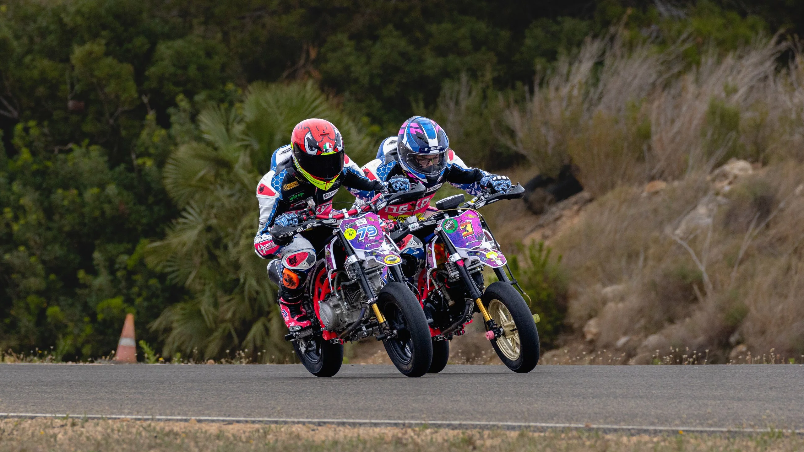 Dos jóvenes pilotos de la Copa Nacional Yasuni rueda con rueda en una curva del circuito